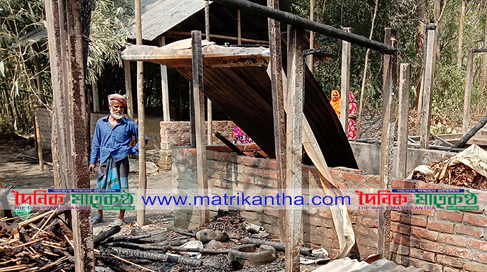 গোয়াল ঘরে আগুন লেগে ৭টি গরু ও ৮টি ছাগলসহ হাঁস মুরগী পুড়ে ছাই